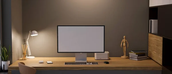 现代时尚的写字楼工作室工作空间 电脑白色屏幕模型 台灯灯光和木制桌子上的配件 与黑暗的墙壁相对照 3D渲染 3D说明 — 图库照片