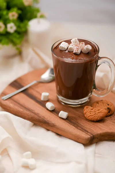 热巧克力与棉花糖在木制托盘与软饼干 咖啡和餐馆饮料概念 — 图库照片