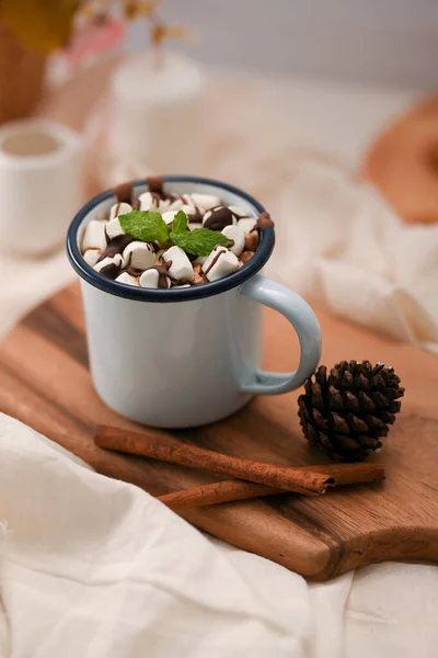 Chocolate Caliente Con Caramelos Malvavisco Una Taza Cerámica Blanca Bandeja —  Fotos de Stock