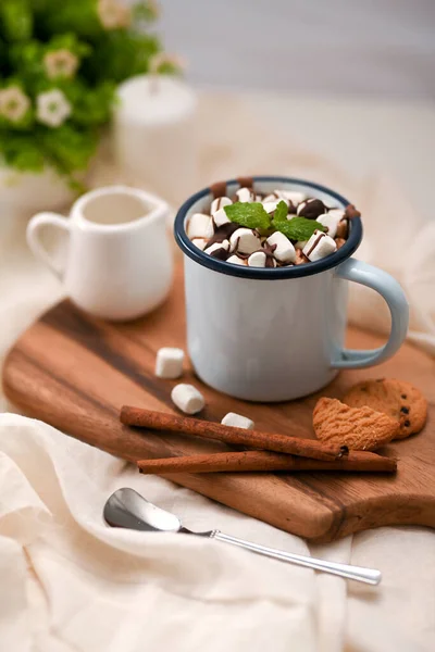 热巧克力 用棉花糖和肉桂棒 牛奶和饼干一起放在木制盘子里 — 图库照片