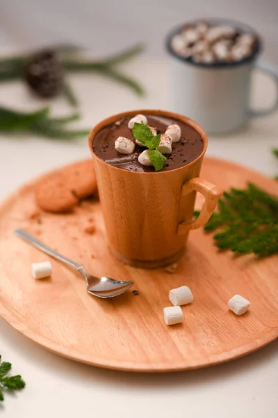 热巧克力 加棉花糖和木制杯子 用木制盘子盛放 四周都是冬日的东西 — 图库照片