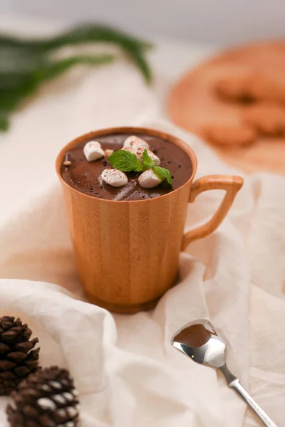 特写图片 热的黑巧克力牛奶与甜棉花糖在木制杯子 舒适和假日饮品的概念 — 图库照片