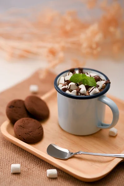 美味的麦芽黑巧克力 小棉花糖和黑巧克力饼干放在木制盘子里 — 图库照片