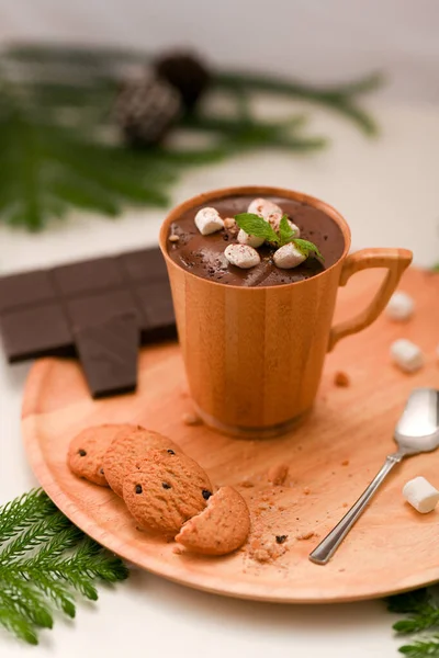 一杯自制的热黑巧克力 小棉花糖和巧克力饼干一起放在木制盘子里 特写图像 — 图库照片