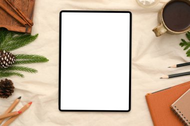 Dijital tablet touchpad beyaz ekran modeli montaj için grafik pankartınız minimal şeylerle çevrili. en üstteki görünüm