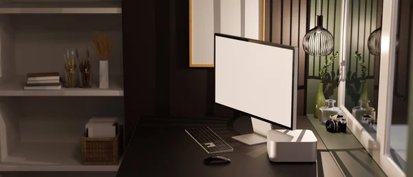 Pencerenin Yanındaki Siyah Masada Bilgisayar Boş Ekran Aksesuarları Olan Modern — Stok fotoğraf