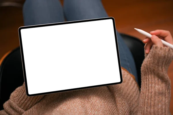 Giovane Donna Rilassata Seduta Sulla Poltrona Utilizzando Tablet Digitale Touchpad — Foto Stock