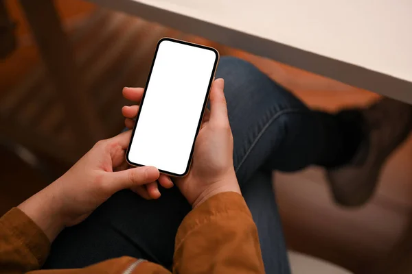 Una Chica Hipster Usando Smartphone Mesa Smartphone Maqueta Pantalla Blanca — Foto de Stock