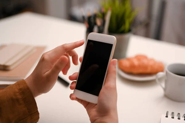 女性手指在智能手机屏幕上打字 智能手机黑屏模拟 裁剪图像 — 图库照片