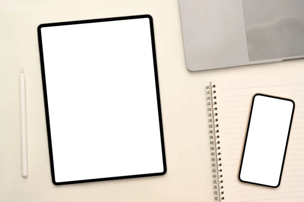 Escritorio Oficina Con Teléfono Inteligente Tableta Maqueta Pantalla Blanca Cuaderno —  Fotos de Stock