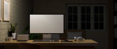 Geceleri modern karanlık ofis çalışma alanı bilgisayar beyaz ekran maketi, kulaklık, alet ve ahşap masa dekorasyonu. 3d görüntüleme, 3d illüstrasyon