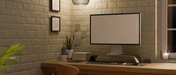 一个现代现代工作空间的木桌上的空白桌上型计算机模型和配件 夜间与低光从吊灯 3D渲染 3D说明 — 图库照片