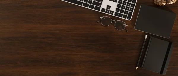 Overhead Shot Dunkler Hölzerner Bürotischhintergrund Mit Kopierraum Tastatur Computer Notebook — Stockfoto