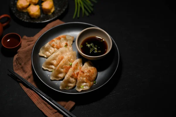 Saporiti Gnocchi Cinesi Asiatici Fritti Gyoza Con Salsa Piatto Nero — Foto Stock