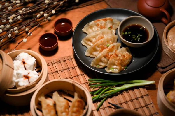 Auténtico Concepto Cocina China Con Dumpling Frito Gyoza Bollos Cerdo — Foto de Stock