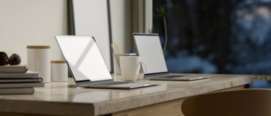 Arka manzara, modern ofis işyeri. Pencerenin yanındaki mermer masada iki dizüstü bilgisayar beyaz ekran modeli ve ofis malzemeleri var. 3d görüntüleme, 3d illüstrasyon