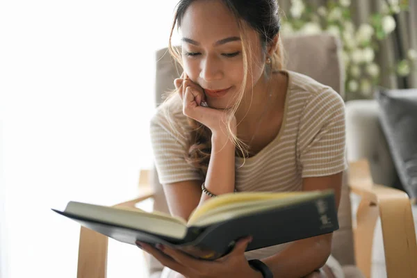 快乐美丽的女人喜欢在舒适的家里看书 启发性活动 — 图库照片