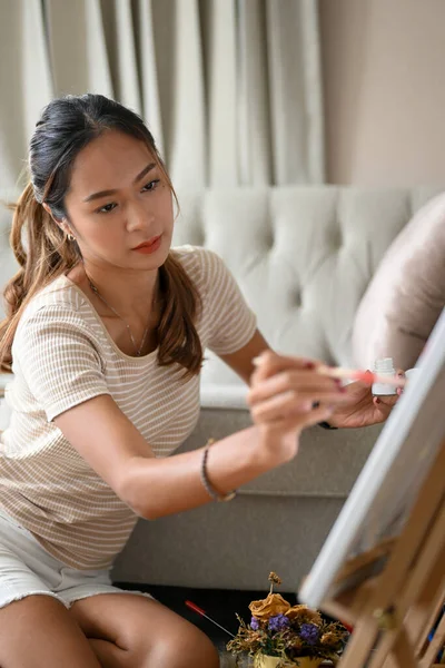Atraente Encantadora Mulher Asiática Focada Pintar Sua Obra Arte — Fotografia de Stock