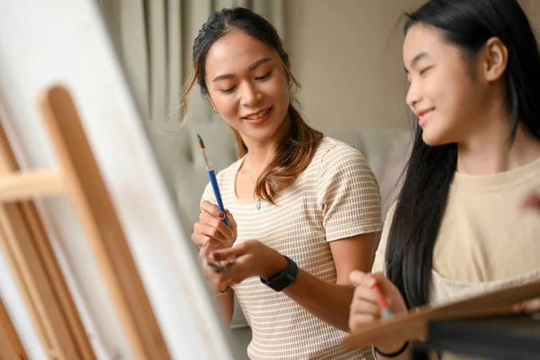 Retrato Dos Hermanas Asiáticas Pasándola Bien Feliz Pintando Dibujando Sobre —  Fotos de Stock