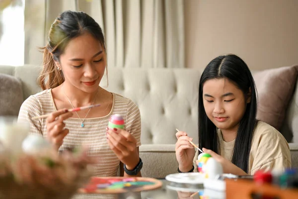 Bonita Hermana Asiática Sentada Sala Estar Pintando Huevos Pascua Con —  Fotos de Stock