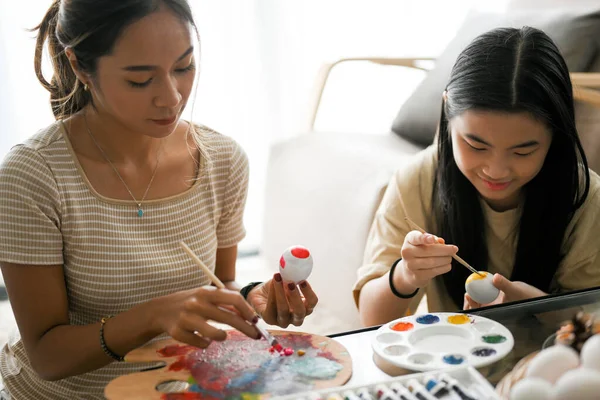 Wielkanoc Zabawa Koncepcja Czasu Dwie Azjatyckie Siostry Malowanie Rysunek Pisanka — Zdjęcie stockowe