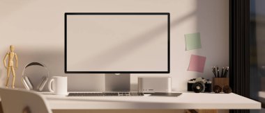 Bilgisayar masaüstü modellemesi ve ofis aksesuarları beyaz duvara dayalı modern beyaz çalışma alanı bilgisayar masası. 3d görüntüleme, 3d illüstrasyon