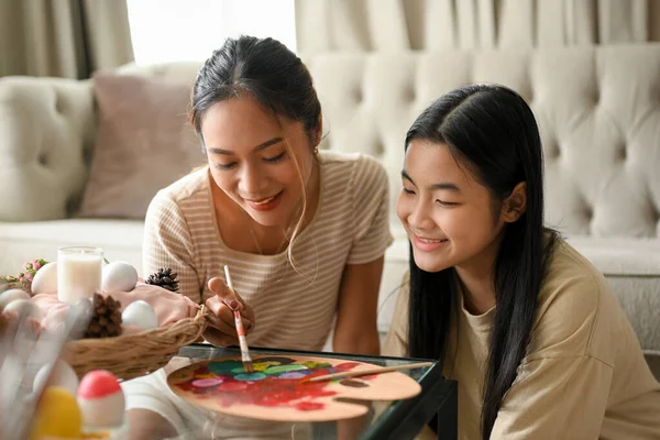 Två Vackra Asiatiska Systrar Njuter Att Måla Ett Påskägg Tillsammans — Stockfoto