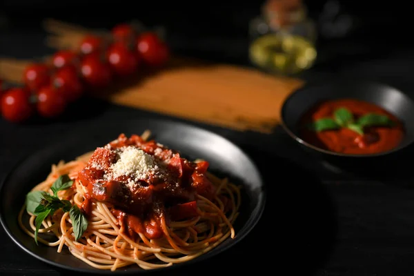 Delicious Spaghetti Tomato Sauce Topped Parmesan Cheese Basil Leaf Italian — Stock Photo, Image