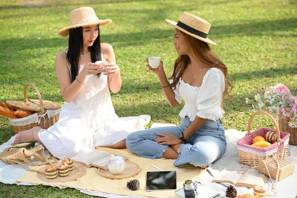 Två Underbara Asiatiska Kvinnor Äter Lunch Parken Tillsammans Vilket Gör — Stockfoto