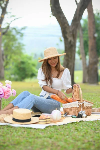 Vacker Asiatisk Kvinna Gör Picknick Dag Grönska Park Baguette Korg — Stockfoto