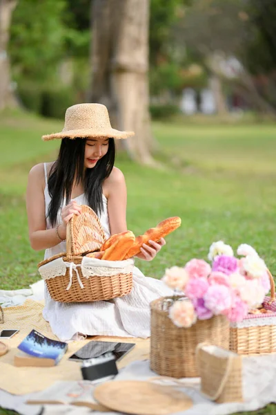 Charmig Asiatisk Kvinna Med Vacker Klänning Wicker Picknick Korg Med — Stockfoto