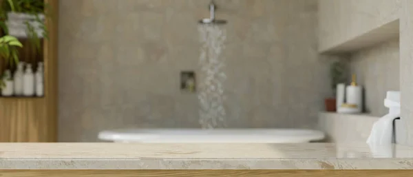为您的产品展示在大理石浴室台面的蒙太奇空间 与模糊的奢华优雅浴室与浴缸为背景 3D渲染 3D说明 — 图库照片