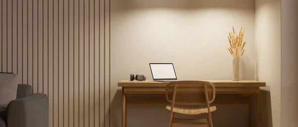 Wygodna Skandynawska Przestrzeń Robocza Salonie Makietą Laptopa Nowoczesnym Drewnianym Stole — Zdjęcie stockowe