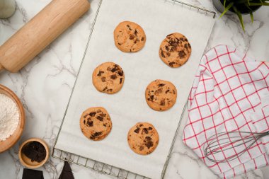 Fırın tepsisinde çikolatalı kurabiye parçaları. Ev yapımı kurabiye, tatlı pastane konsepti..