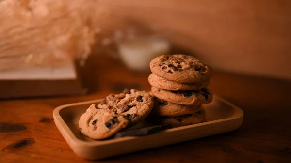 Close Image Wooden Plate Yummy Chocolate Chip Cookies Wooden Table — Stock Photo, Image