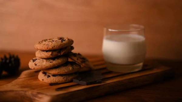 Köstliche Schokoladenkekse Mit Einem Glas Milch Auf Einem Holzbrett Vor — Stockfoto