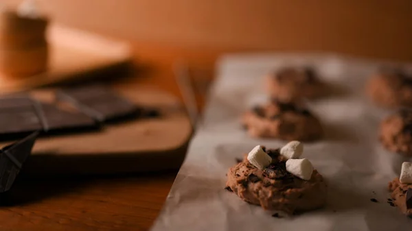 Крупный План Изображения Шоколадное Печенье Тесто Крошечным Зефиром Хлебопекарном Листе — стоковое фото