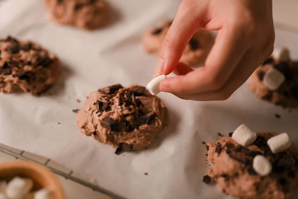 Close Image Female Hands Adding Some Marshmallow Chocolate Cookies Dough — Stock Photo, Image