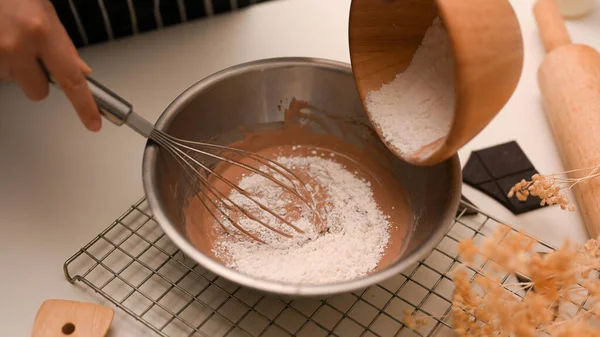 クローズアップ クッキー生地を準備する女性 台所の混合ボウルに小麦粉のカップを追加します — ストック写真