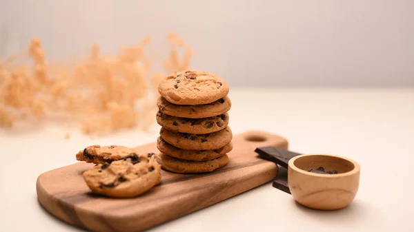 Stack Yummy Chocolate Chip Cookies Wooden Tray Chocolate Syrup Wood — Stock Photo, Image