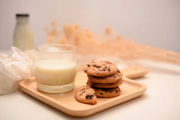 Chocolate Chip Cookies Glass Milk Wooden Plate Minimal Bright Table — Stock Photo, Image