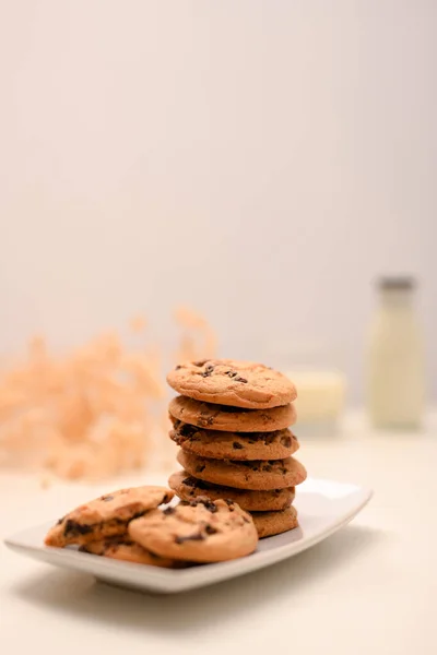 Delicious Chocolate Chip Cookies White Plate Bright Background Peanut Butter — Stock Photo, Image