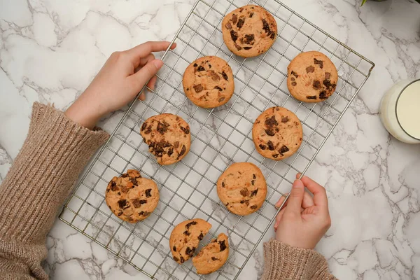 Top View Female Holding Tray Freshly Baked Chocolate Chip Cookies — Stock Photo, Image