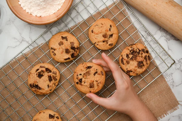 Overhead Female Hands Picking Freshly Baked Chocolate Chip Cookies Tasty — Stock Photo, Image