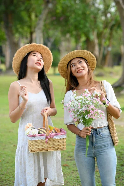 Zwei Hübsche Junge Asiatische Freundinnen Die Auf Dem Gartenweg Spazieren — Stockfoto
