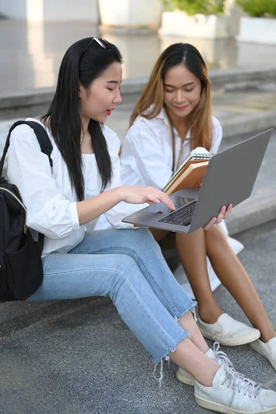 Asiática Joven Universitaria Estudiantes Sentados Escaleras Mostrando Algunos Detalles Pantalla — Foto de Stock