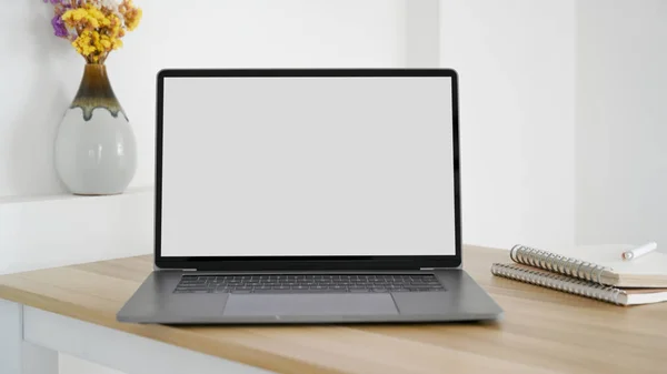 Notebook Moderno Computador Portátil Tela Branca Mockup Está Uma Mesa — Fotografia de Stock