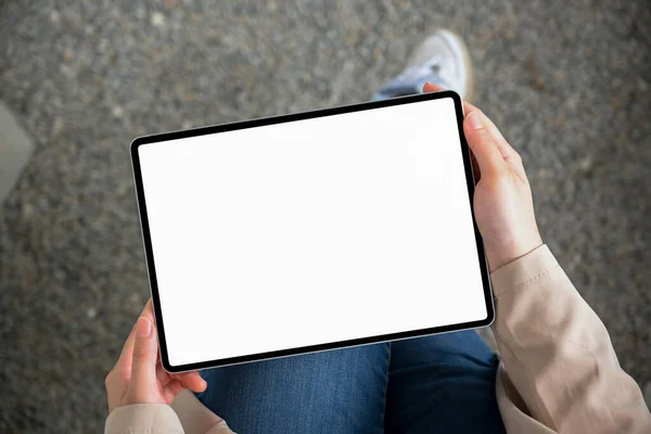 Vista Dall Alto Femminile Utilizzando Touchpad Tablet Digitale Portatile Mentre — Foto Stock