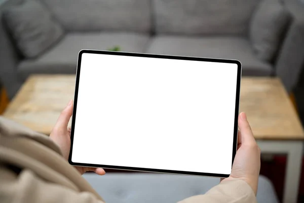 Ekran Makietowy Dotykowego Tabletu Cyfrowego Rękach Kobiety Nad Rozmazanym Tłem — Zdjęcie stockowe