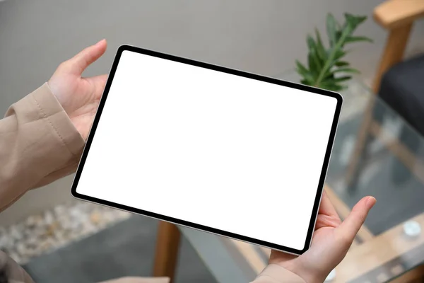 Tablet Digitale Schermo Bianco Mockup Una Donna Consegnare Offuscata Spazio — Foto Stock